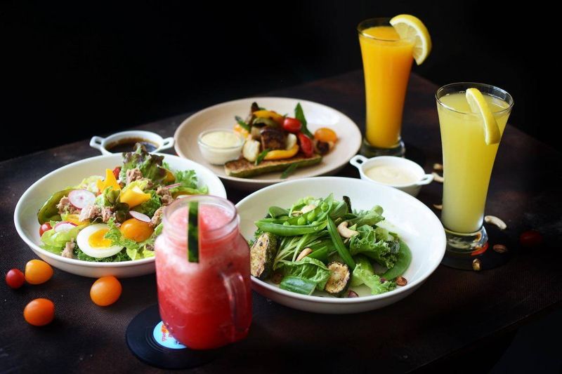 สลัด จานผัก และน้ำผลไม้ที่ GROOVE & GREENS Café