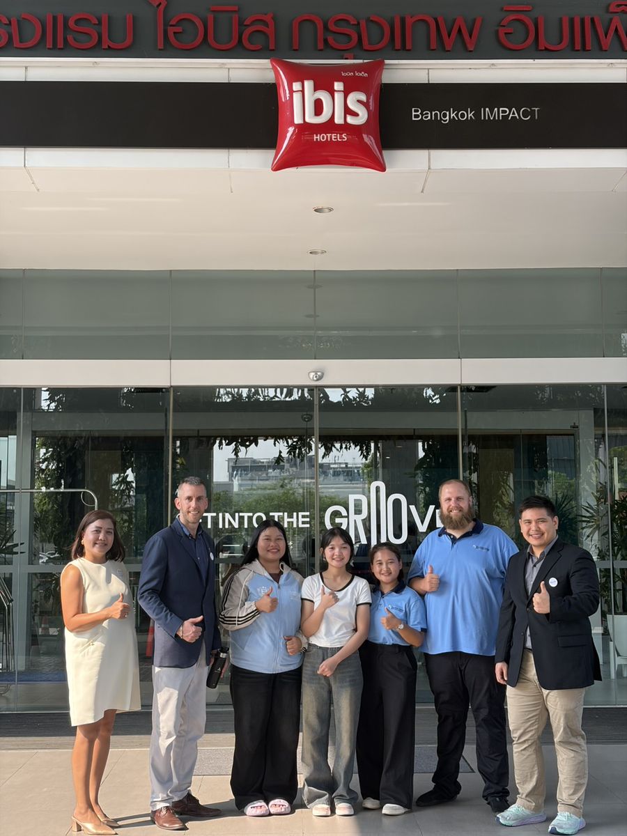 ทีม iCare และน้อง ๆ ที่ ibis Bangkok IMPACT