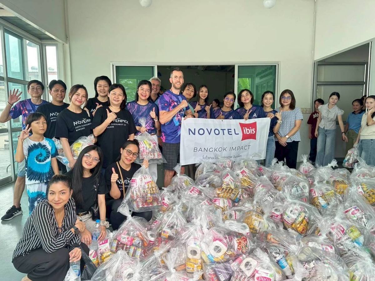 ทีม Novotel และ ibis Bangkok IMPACT กับถุงยังชีพ