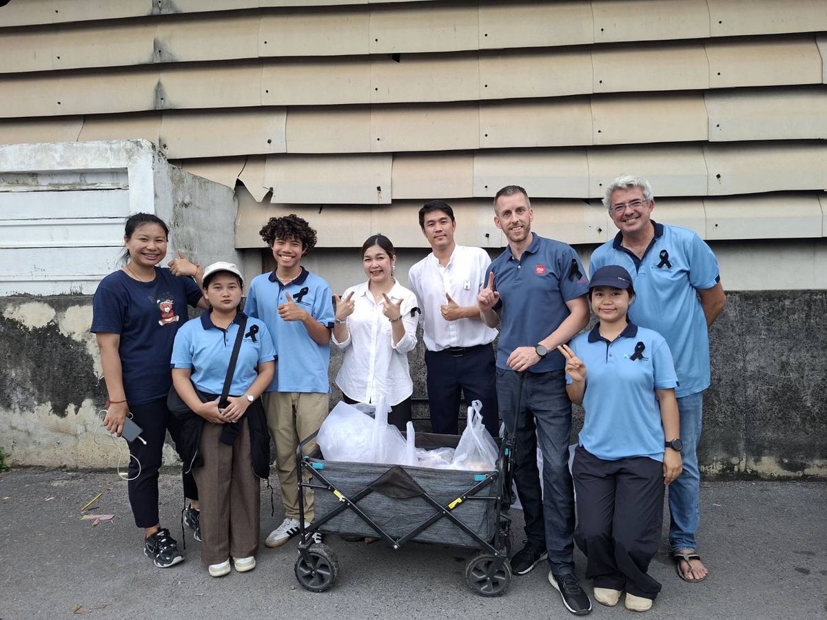 ทีมโรงแรมกับทีม iCare หลังแจกอาหาร