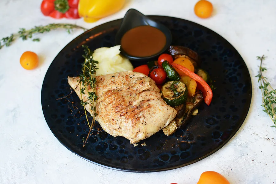 Grilled Cajun Chicken Breast with Veggie / Succulent Juicy Cajun Chicken Breast served with Grilled Vegetables and your choice of Pasta or Mashed Potato
