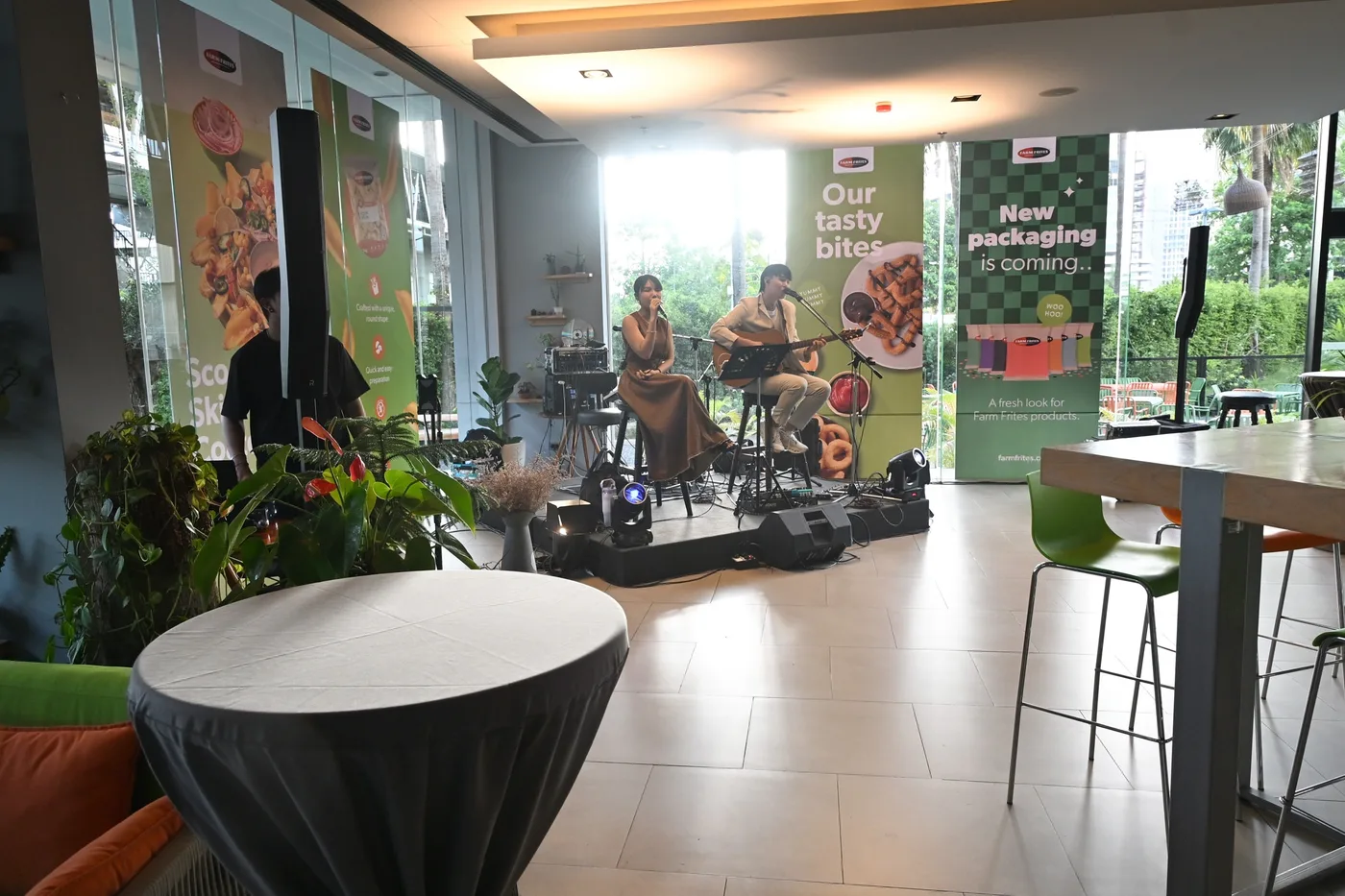在 GROOVE & GREENS Café 举办的新品发布会与现场音乐