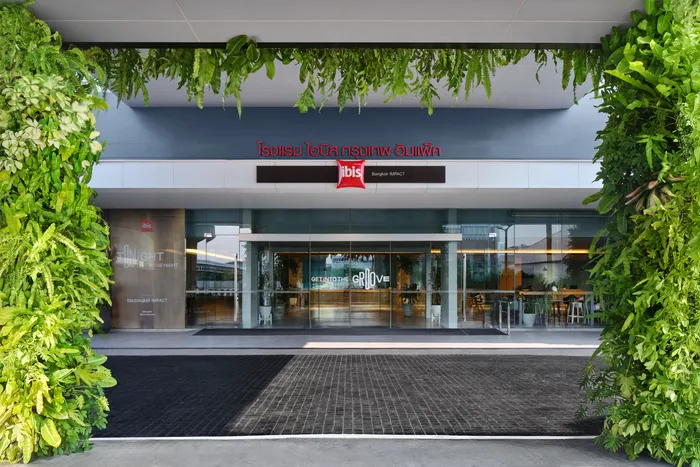 ibis Bangkok IMPACT 设有垂直绿墙的酒店入口