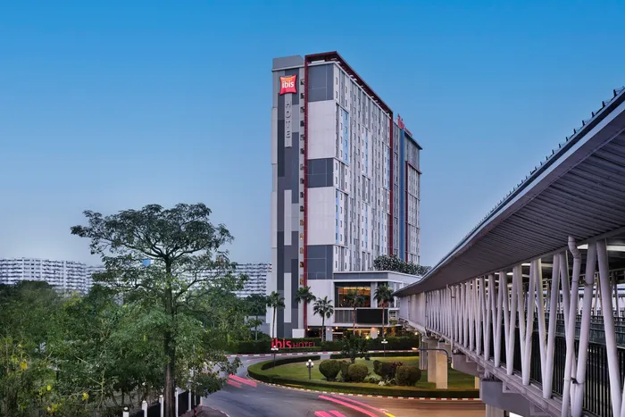 黄昏时分的 ibis Bangkok IMPACT