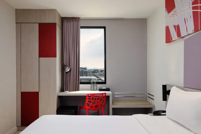 ibis Bangkok IMPACT 客房临窗的书桌一角